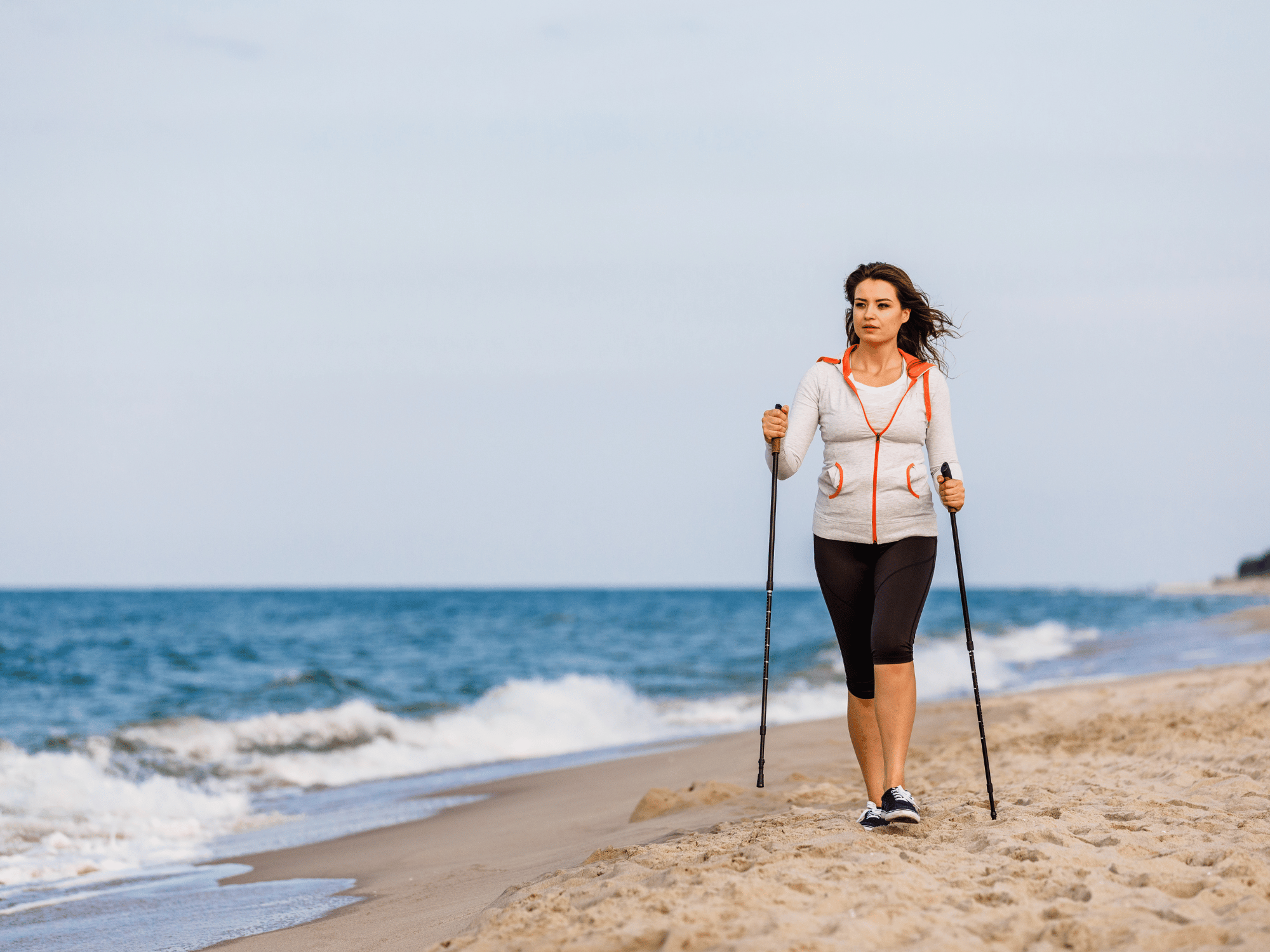 Nordic Walking sulla spiaggia: tecnica e benefici