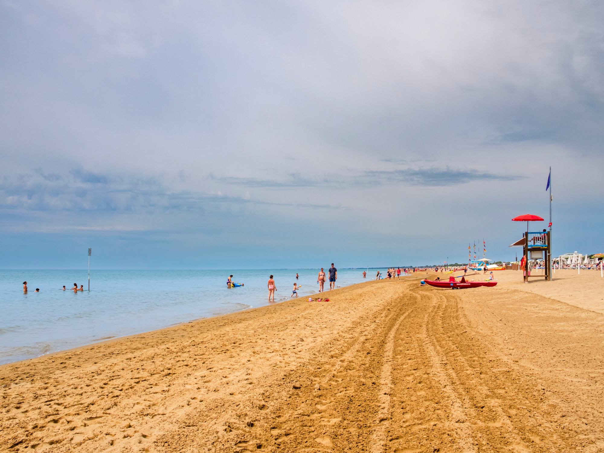Free beach in Bibione: 8km of golden sand awaits you